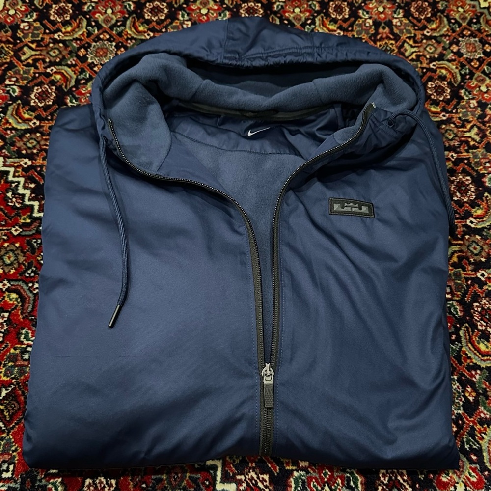 NIKE LEBRON JAMES LOGO HOODED JACKET NAVY BLUE.LINED W/FLEECE IN THE TORSO AND